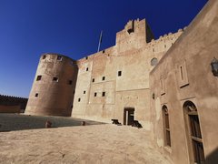 Am Eingang der Festung von Nizwa in Oman