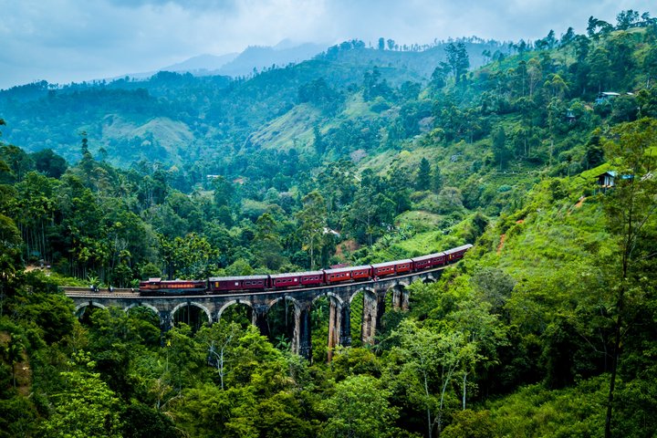 Ein Zug fährt über die Nine Arches Brücke in Sri Lanka