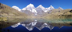 Gipfel der Cordillera Huayhuash spiegeln sich im Bergsee
