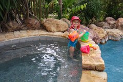 Kind spielt im Pool in Costa Rica