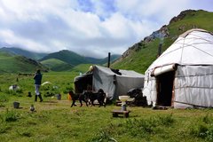Traditionelle Jurten stehen im Gebirge von Kirgistan