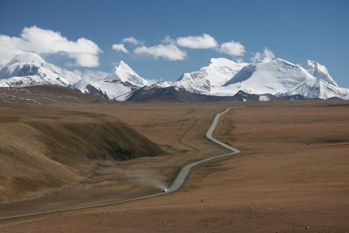 Strasse zu den höchsten Bergen der Welt in Tibet