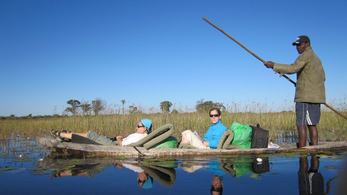 Fahrt im Mokoro im Okavangodelta