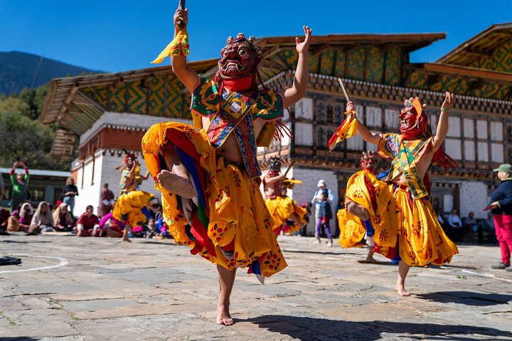 Maskentänze am Tsechu in Jambay Lhakhang in Bhutan