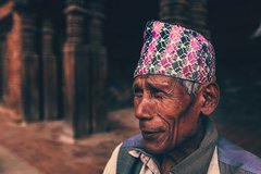 Nepali mit traditionellem Topi in Kathmandu