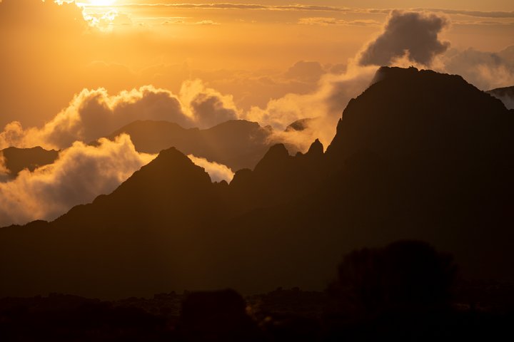 Die Sonne bricht durch die Wolken am Kilimanjaro