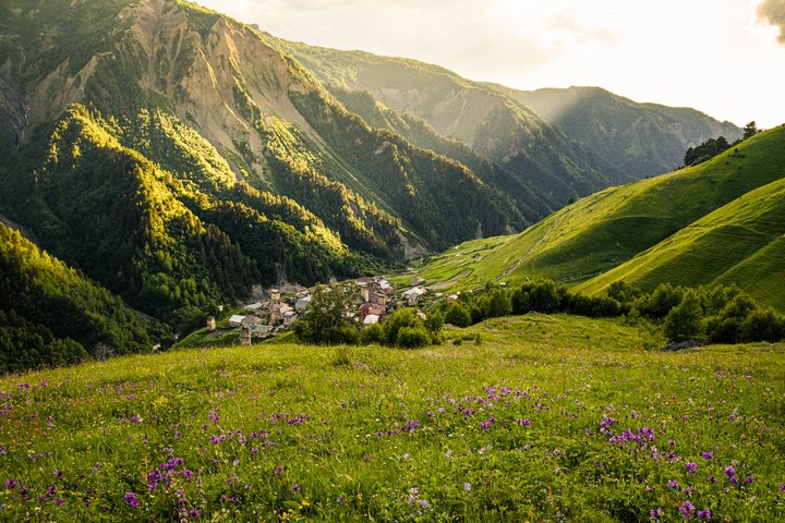 Sonnenuntergang über Adishi in Swanetien, Georgien