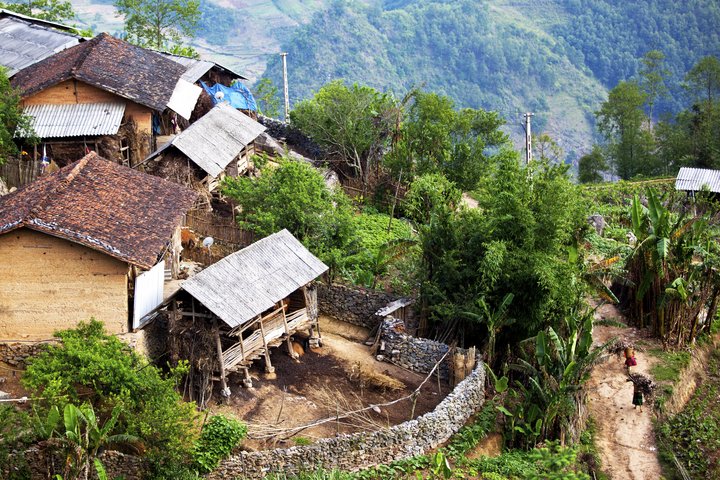 Blick auf einige Häuser im Dorf Ha Giang