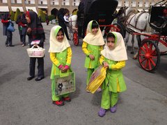 Drei junge Schulkinder mit grünen Kleider im Iran