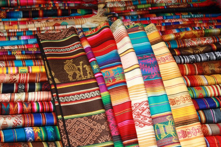 Farbige Textilien auf dem Markt in Otavalo