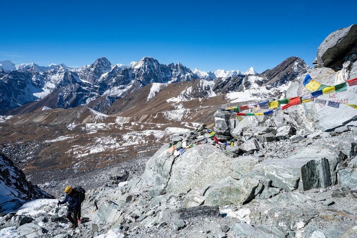 Wanderin im Aufstieg zum Cho La Pass in Nepal