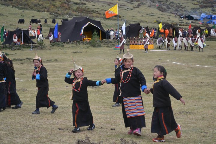 Bhutanische Kinder am Royal Highland Festival in Laya Bhutanische Kinder am Royal Highland Festival in Laya