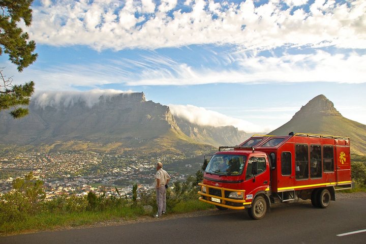 Safari-Fahrzeug mit Tafelberg und Signal Hill im Hintergrund