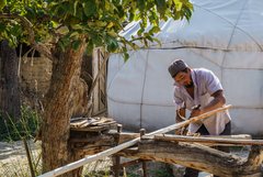 Kirgise bearbeitet Holz für den Bau einer neuen Jurte