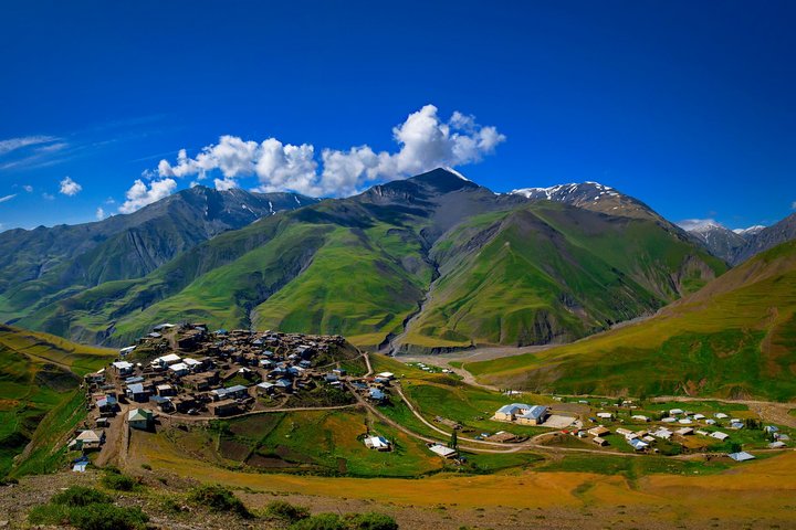 Blick auf das Bergdorf Xinaliq und den Grossen Kaukasus in Aserbaidschan