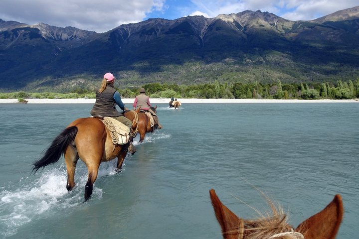 Reiter bei Flussueberquerung in Patagonien