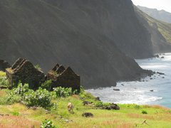 Küste von Santo Antao mit zerfallenen Steinhütten