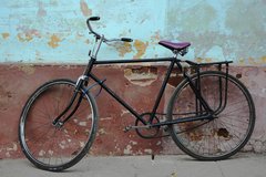 Altes Fahrrad an einer Hauswand auf Kuba