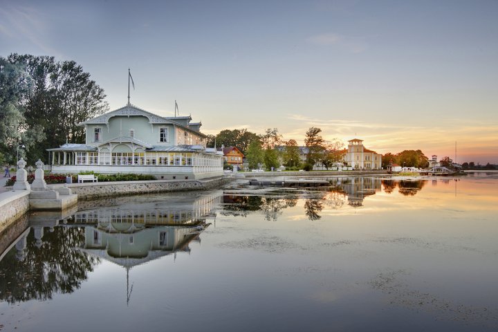 Weisse, historische Häuser an der Ostsee bei Sonnenuntergang