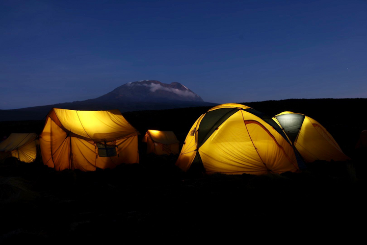 Zeltstadt auf dem Weg zum Gipfel des Kilimanjaros