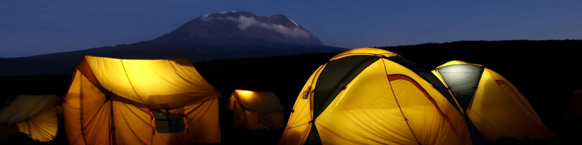 Zeltstadt auf dem Weg zum Gipfel des Kilimanjaros
