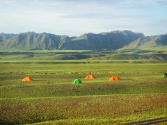 Idyllisch gelegene Zelt Camps in den Steppen der Mongolei