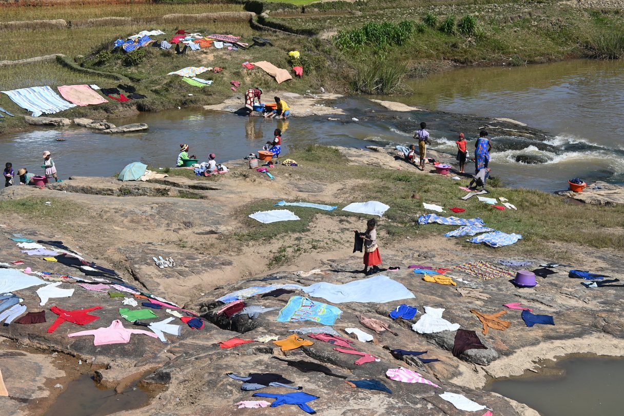 Kleider waschen am Fluss