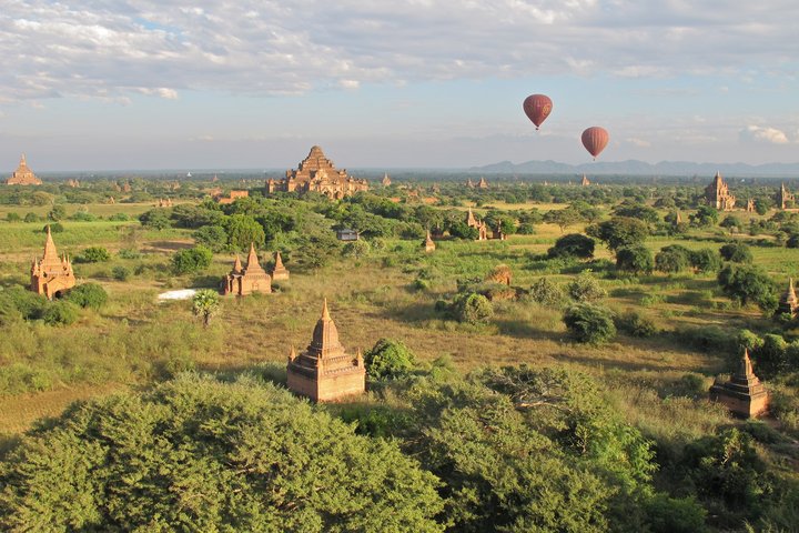 Zwei Ballone fliegen über den Tempelanlagen von Bagan