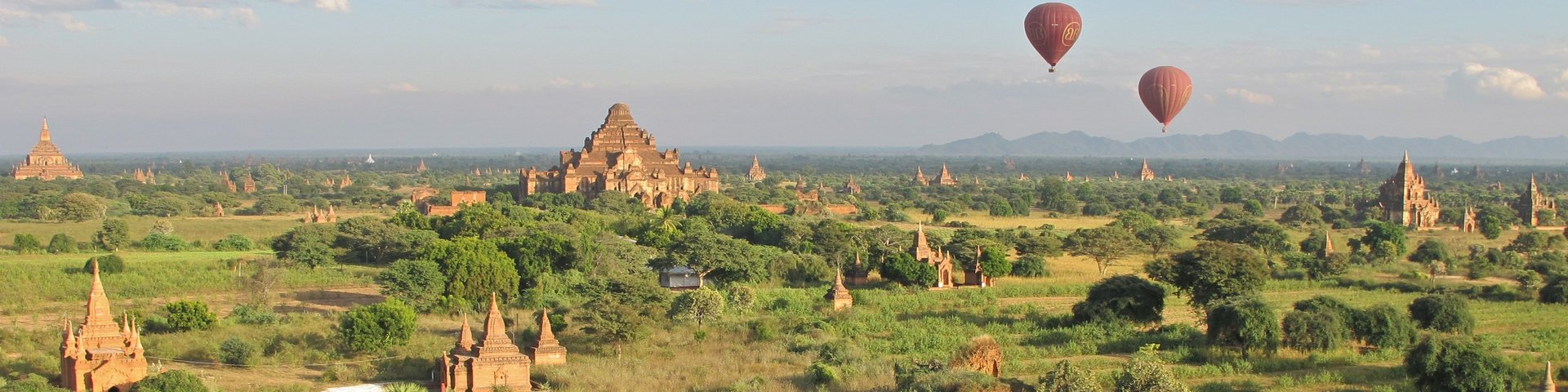 Zwei Ballone fliegen über den Tempelanlagen von Bagan