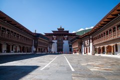 Grosser Innenhof des Wangdue Phodrang Dzong