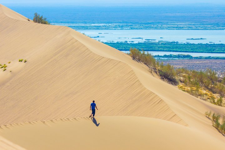 Singende Dünen im Altyn Emel-Nationalpark in Kasachstan