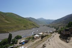 Bergdorf Elik am Ufer eines breiten Flussbettes in Aserbaidschan