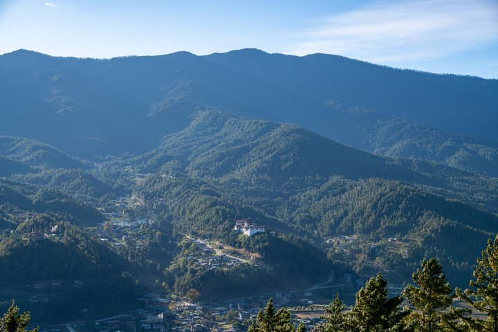 Blick auf den Dzong und die Waldlandschaften in Bumthang