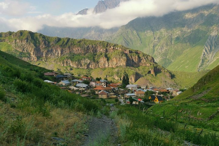 Eingebettet: das Dorf Gergeti