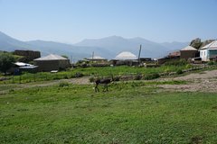 Einfaches Bergdorf Giriz im Grossen Kaukasus in Aserbaidschan