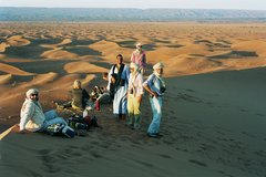 Reisegruppe geniesst die Aussicht in der Wüste