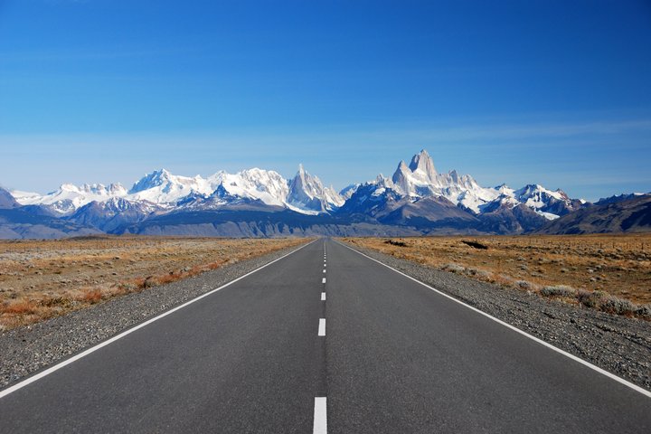 Unendliche Strasse in Patagonien führt in Richtung der Berge