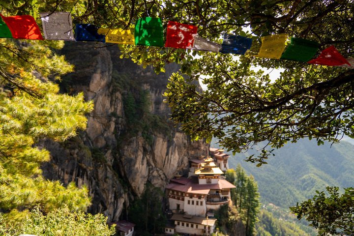 Gebetsfahnen und Blick aufs Tigernestkloster in Bhutan