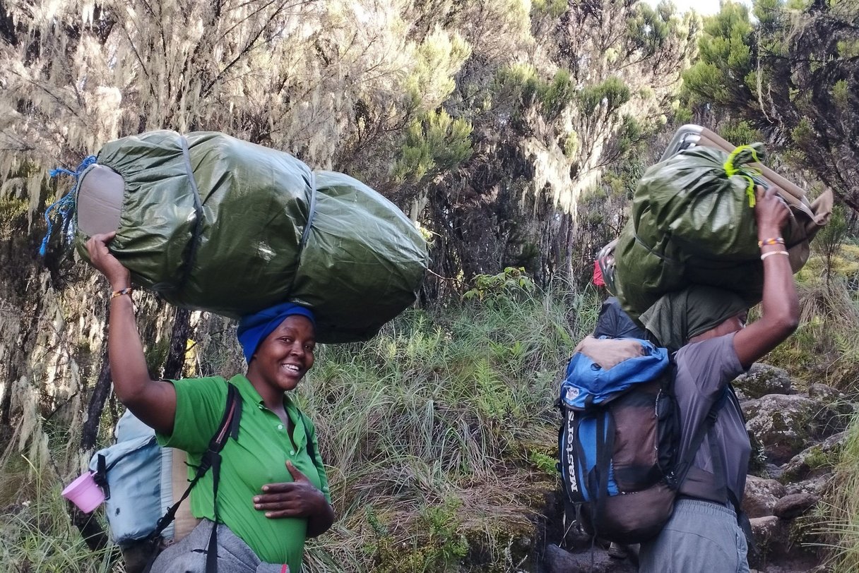 Trägerinnen am Kilimanjaro
