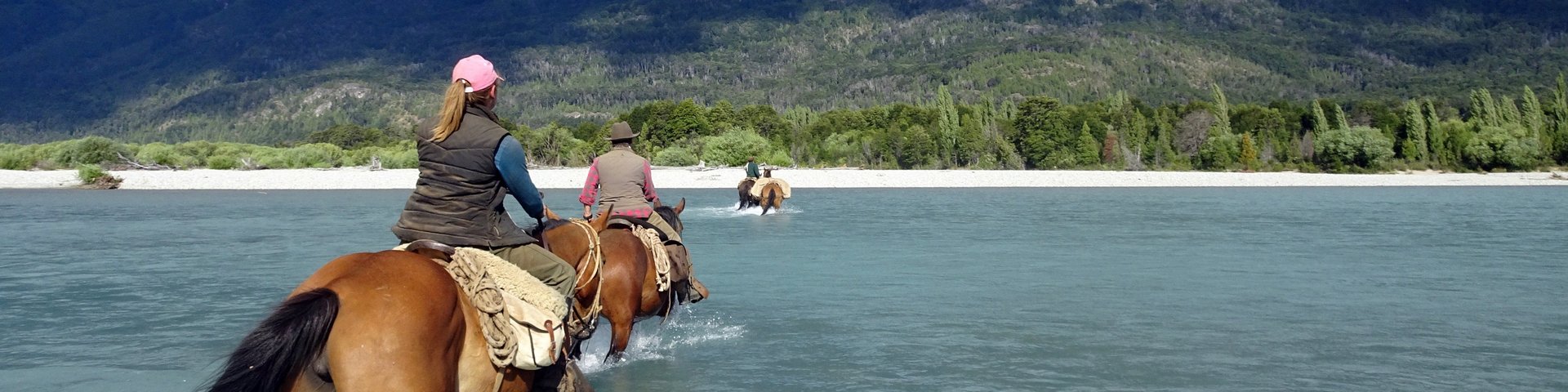 Flussdurchquerung mit Pferden in Patagonien