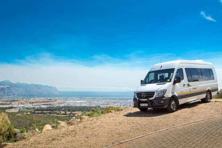 Fahrzeug für die Reise durch Südafrika steht auf einer Anhöhe