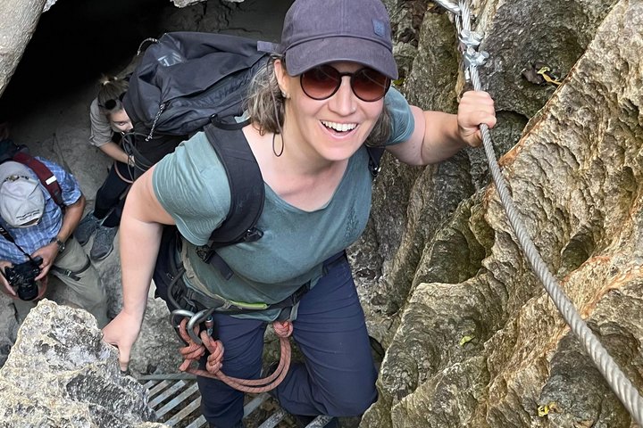 Nadine im Klettersteig bei den Tsingy de Bemaraha