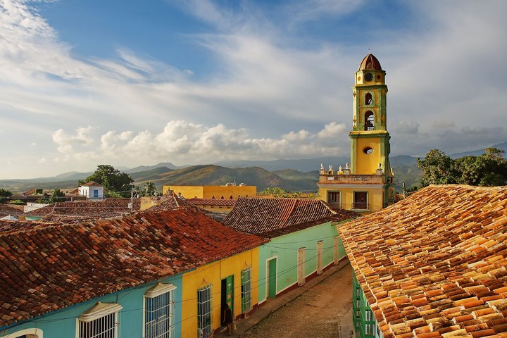 Blick über die Hausdächer hin zur Kirche von Trinidad auf Kuba