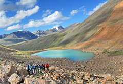 Natur-Spektakel verschieden farbiger Seen auf dem Olon Nuur-Plateau in der Westmongolei