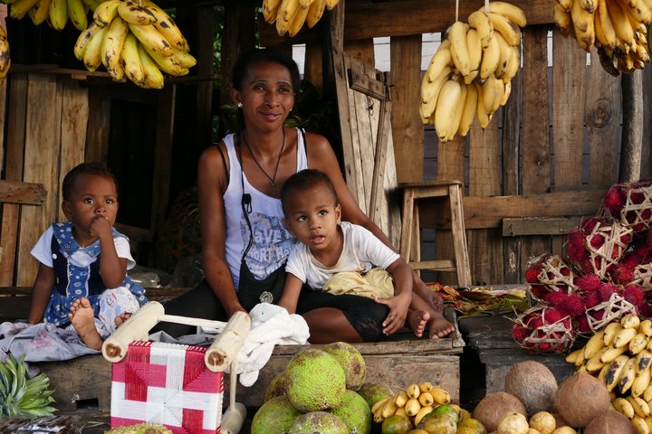 Madagassische Familie auf dem Markt