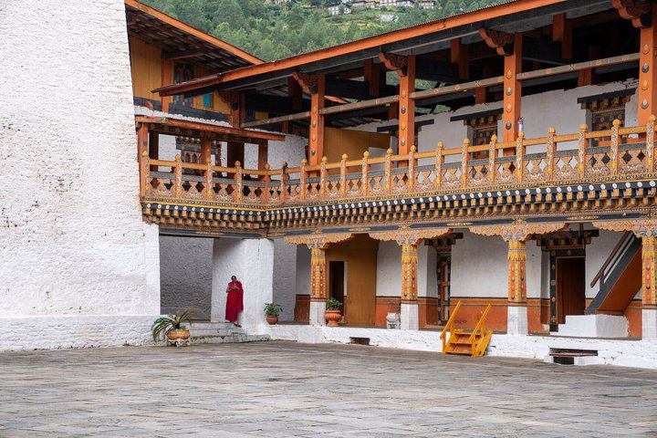 Mönch im Innenhof des Punakha Dzong in Bhutan