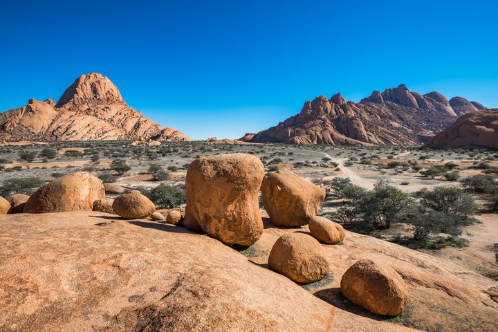 Spitzkoppe mit Steinkugeln