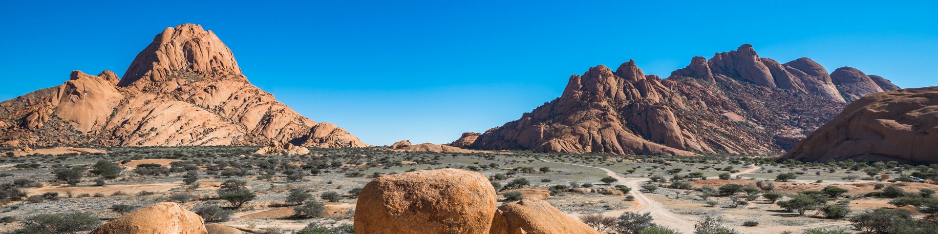 Spitzkoppe mit Steinkugeln