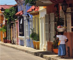 Eine einheimische Frau unterwegs in den bunten Strassen von Cartagena