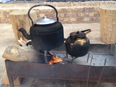 Teekrug auf dem offenen Feuer im Iran